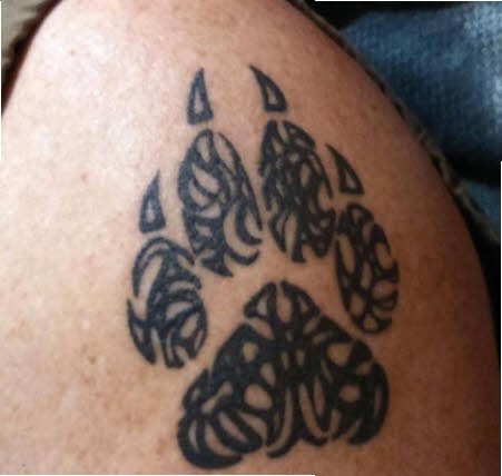 Tatuajes de huellas de animales hombros