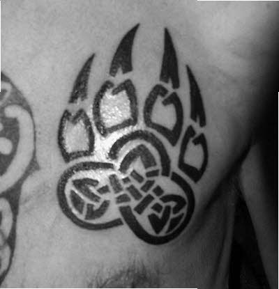 Tatuajes de huellas de animales pecho