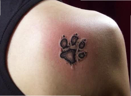 Tatuajes de huellas en mujer